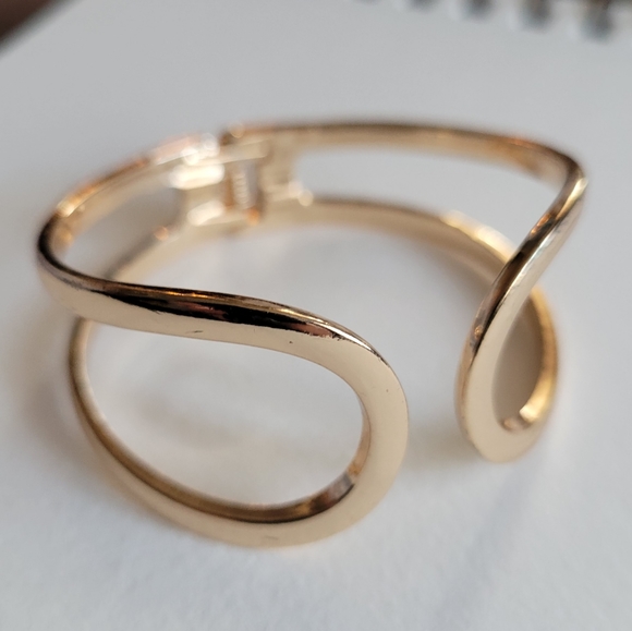 Gold tone clamper bracelet minimalist curved lines - Picture 7 of 11